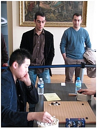 Paris 2008 - Jonathan et un ancien champion de France regardent la partie de Bao Yun.jpg